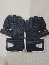 Load image into Gallery viewer, Wicket Keeper Gloves

